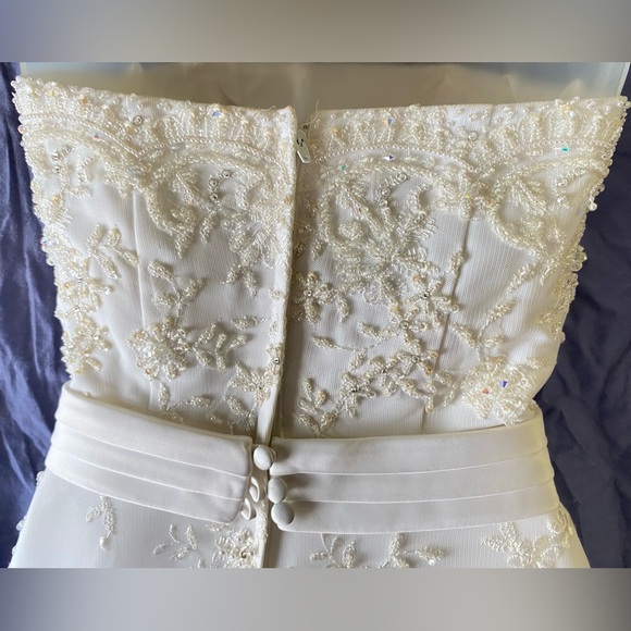 Size 0 Wedding Dress - Picture 6 of 17